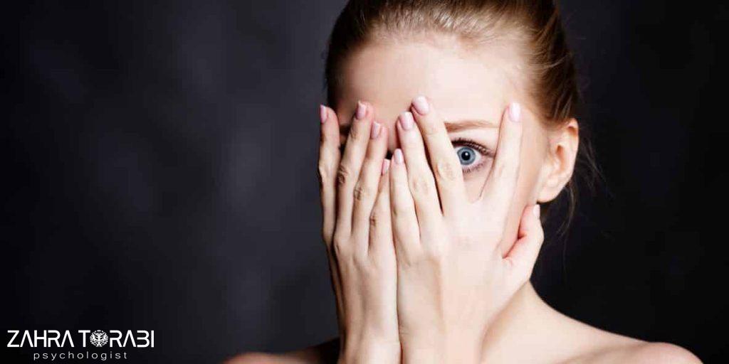 آشنایی با اختلالات اضطرابی: علل، علائم و راهکارهای درمانی 3 Fear vs Phobia 1024x512 1